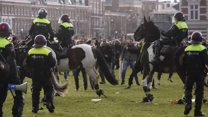 الغاز المسيل للدموع والخيول- مظاهرات