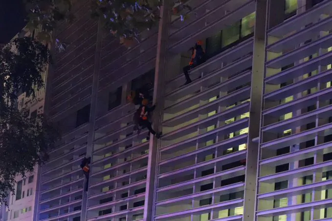 متظاهرون يتسلقون مبنى الحكومة
