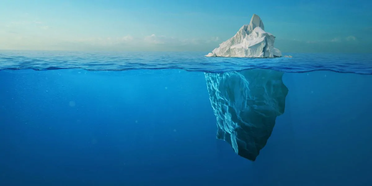 جبل جليدي في القطب.